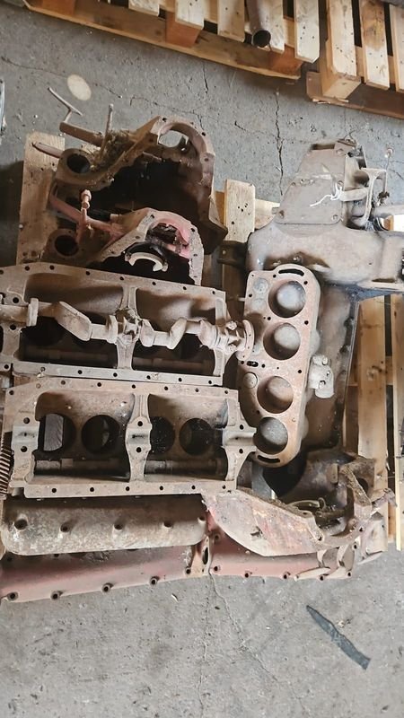 Lote de 9 Piezas de Motores Ford: Tapas de Cilindro y Bloques