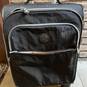 Valija Kipling Negra con Ruedas y Mango Extensible - imagen 3