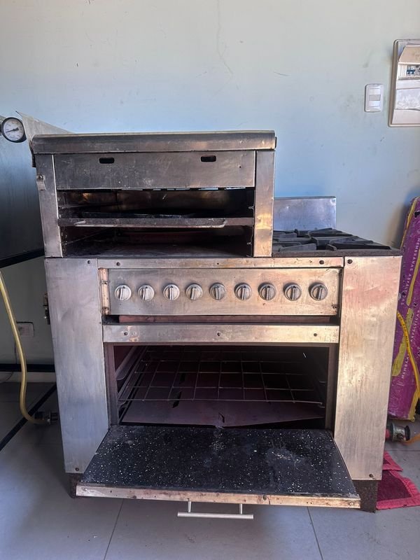 Excepcional cocina industrial con hornallas, horno plancha y gratinador en excelente estado - imagen 2