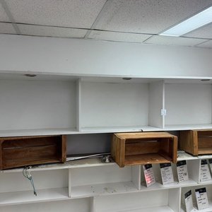Estantería Aérea Blanca con Compartimentos y Cajas de Madera - imagen 3