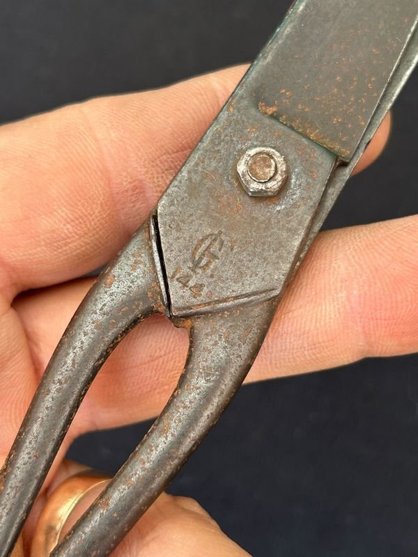 Tijeras antiguas y silla de mano - imagen 2