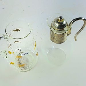 Jarra de Vidrio Tallada con Peces Dorados y Jarra con Asa de Metal - imagen 2