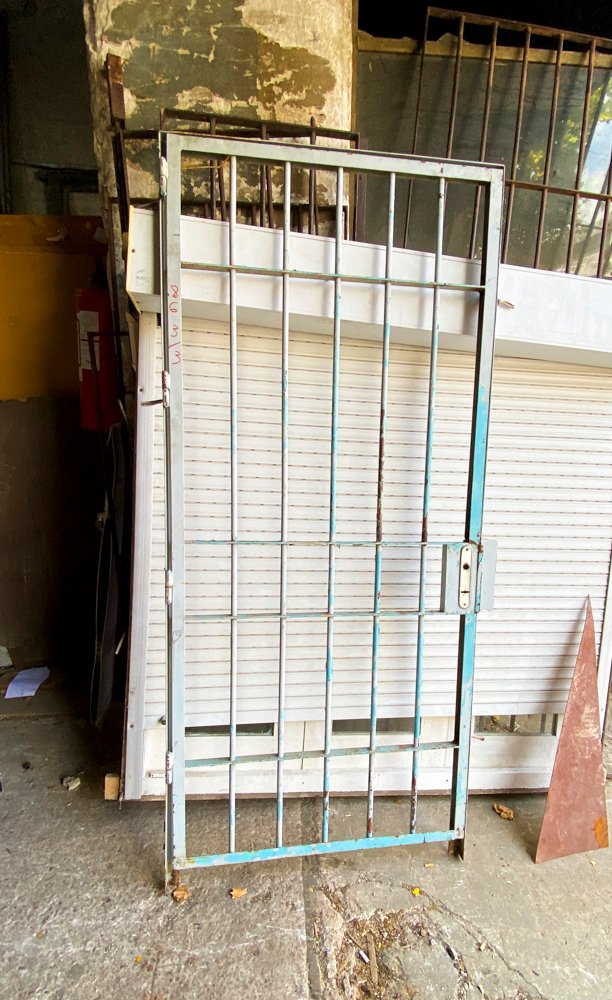 Lote anterior: Puerta de hierro reja gris con accesorios