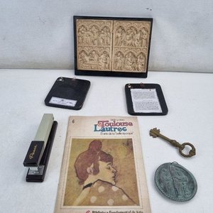 Placa Decorativa Relieve, Libro Toulouse Lautrec y Engrampadora Rexel - imagen 2