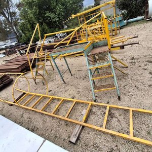 Estructura Metálica Amarilla con Escalera y Plataforma - imagen 2