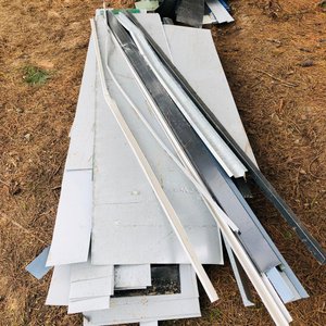 Lote de Chapas Lisas y Perfiles Metálicos para Reciclaje o Construcción - imagen 1