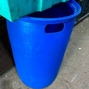 Dos Tarrinas Azules (180 y 200 Litros) y Baúl de PVC - imagen 6