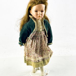 Lote siguiente: Muñeca Antigua de Porcelana con Vestido Floral y Chaqueta Verde