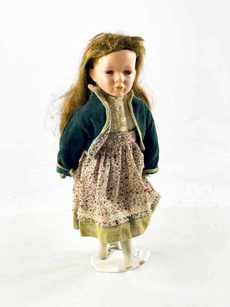 Muñeca Antigua de Porcelana con Vestido Floral y Chaqueta Verde