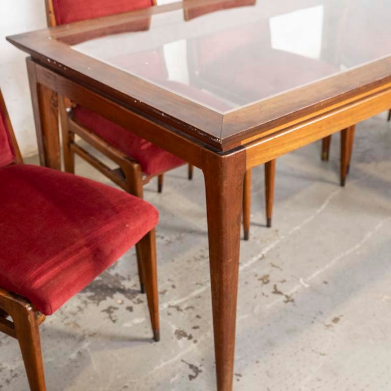 Mesa de comedor americana con sillas, tapa de vidrio y detalles en el lustre - imagen 3