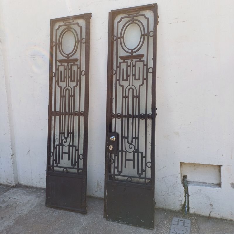 Puertas de hierro forjado antiguas, decorativas y con ventanas - imagen 2
