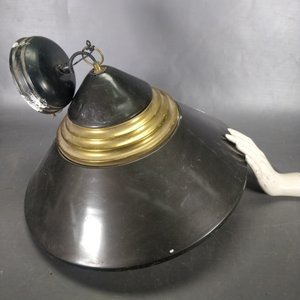 Colgante de Techo Metálico con Tres Luces y Detalles Dorados - imagen 4