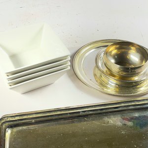 Bandeja y Plato Metálicos con Set de Bowls Cerámicos Blancos - imagen 2