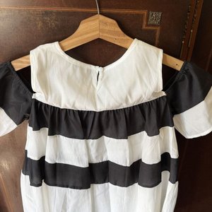 Vestido Infantil Rayas Blancas y Negras con Hombros Descubiertos Talla 140 - imagen 2