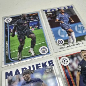 Lote de 4 Tarjetas de Fútbol Topps y Merlin: Noni Madueke, Jeremy Doku, Tosin Adarabioyo, Gabriel Martinelli - imagen 2