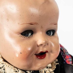 Muñeca Antigua de Colección con Ojos de Vidrio y Vestimenta Escocesa - imagen 2
