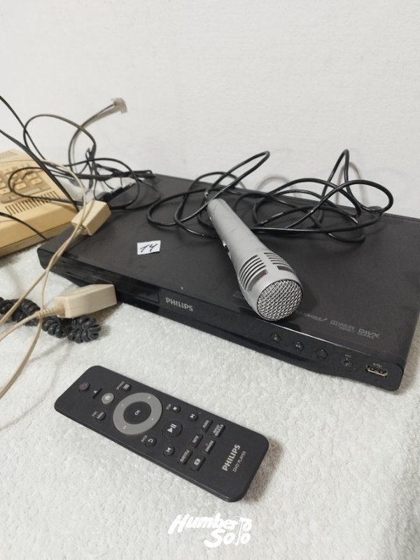 DVD con control, teléfonos y micrófono - imagen 1