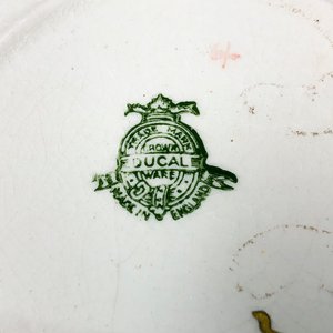 Conjunto de Porcelana Inglesa: Plato con Pimentero, Salero y Florero Floral - imagen 4