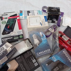 Lote de protectores para celular y funda para tablet. - imagen 4