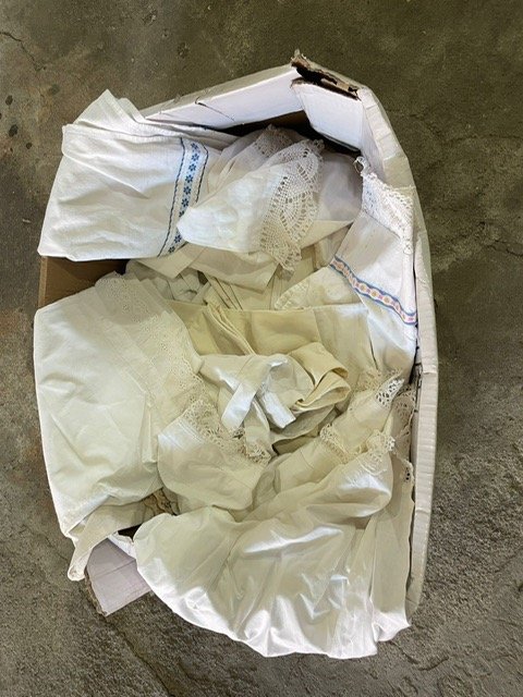 Lote anterior: Caja con fundas y toallas antiguas bordadas