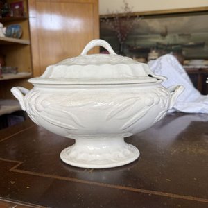 Sopera de Porcelana Blanca Clásica con Relieve y Motivos Florales - imagen 10
