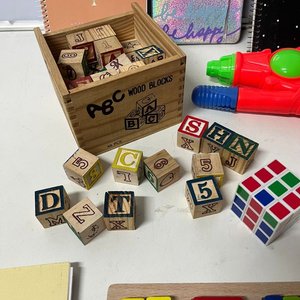 Lote Divertido: Bloques de Madera, Velas, Pistola de Agua y Más - imagen 2