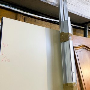 Una puerta con marco metalico desarmado - imagen 3