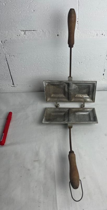 Sandwichera de Metal con Tongs y Tray - imagen 4