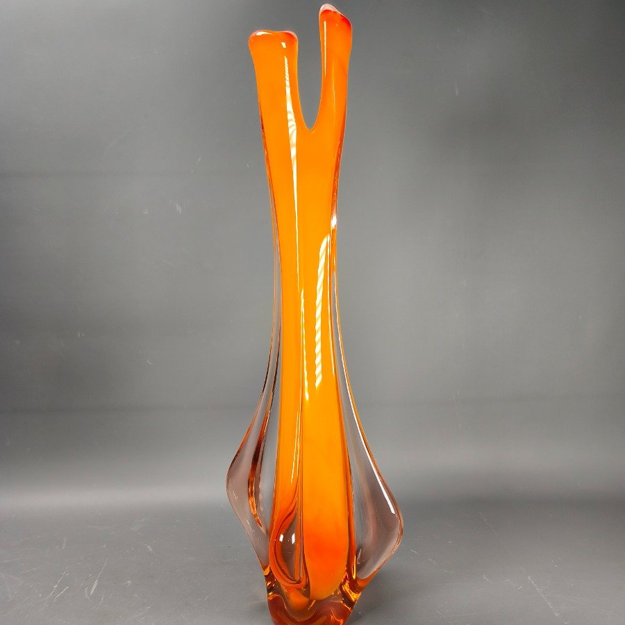 Lote siguiente: Vaso de cristal de Murano en tonos anaranjados con interior blanco