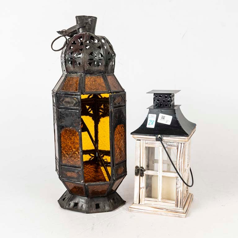 Par de Faroles para Velas: Uno de Chapa y Vidrio, Otro de Madera y Vidrio