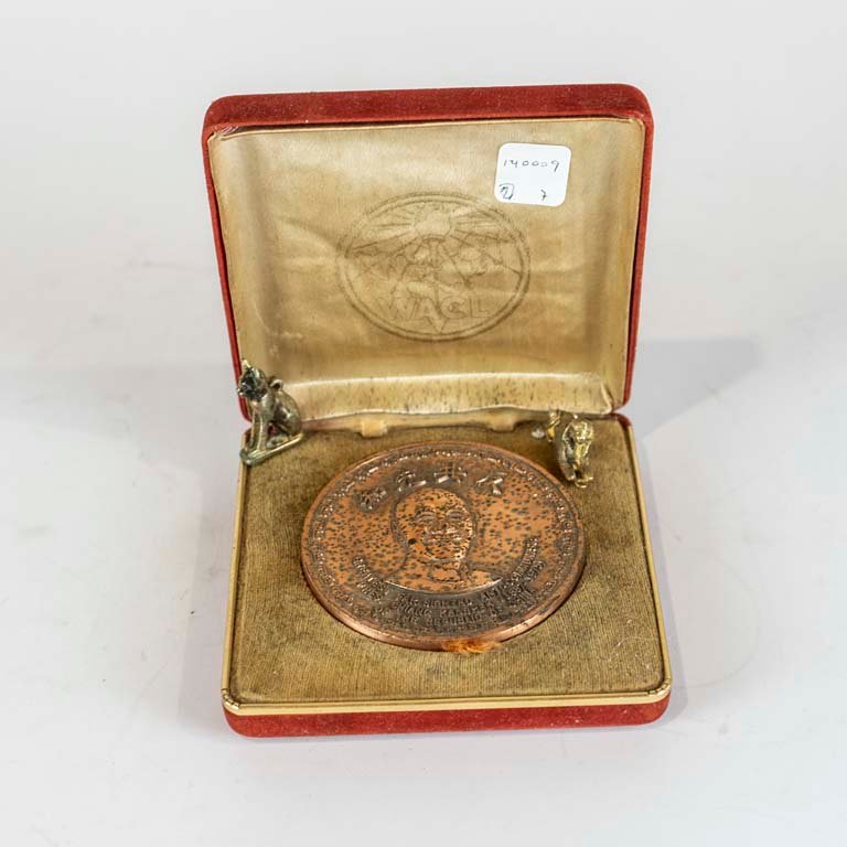 Lote siguiente: Medalla de cobre China con estuche y djes de bronce