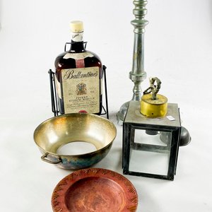 Lote siguiente: Lote de 5 piezas: Base de lámpara en peltre, centro de madera, moldura circular y botella de whisky con soporte