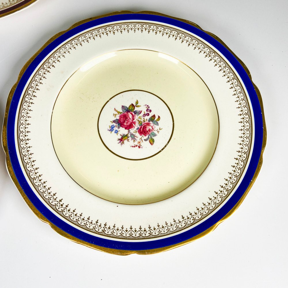 Tres platos de loza inglesa con decoración floral - imagen 2