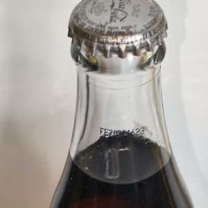 Botella Coca-Cola Sellada con Contenido y Tapa Metálica - imagen 2