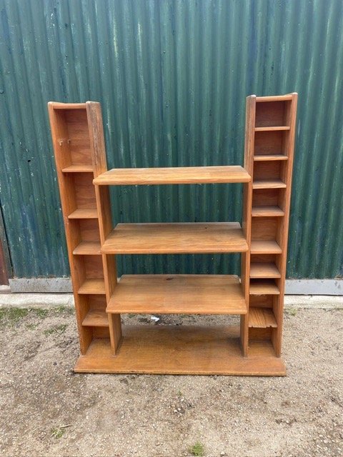 Lote siguiente: Muebles de madera con estantes