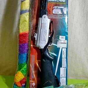 Lote siguiente: Camión Recolector de Juguete, Arma de Juguete y Cometa