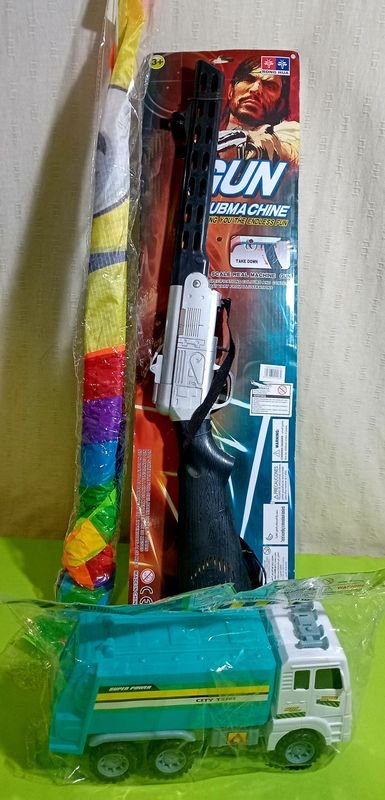 Camión Recolector de Juguete, Arma de Juguete y Cometa