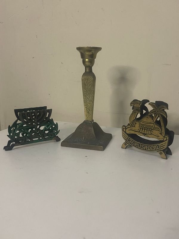 Candelabro en bronce de casi medio kilo y dos servilleteros origin Israel - imagen 1
