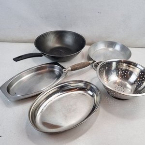 Lote siguiente: Set de 5 Piezas de Cocina: Sartén Wok, Fuentes y Colador de Metal