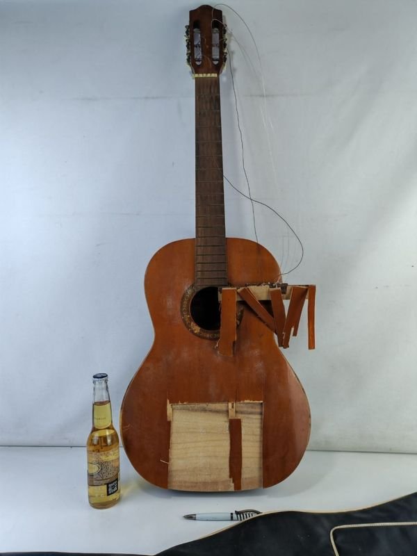 Guitarra Acústica con Funda - imagen 2