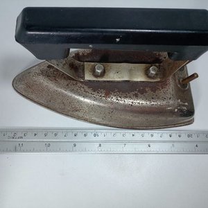 Plancha Antigua de Hierro, Petaca de Acero Inoxidable y Punteras de Bronce - imagen 4