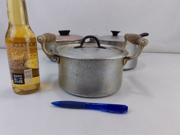 Pots with Lids and Kitchen Utensils - imagen 4
