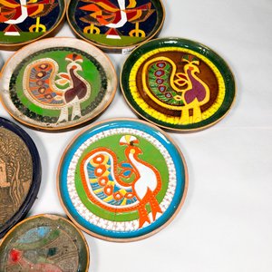 Lote de 9 Platos Decorativos con Diseños de Aves y Escenas - imagen 3