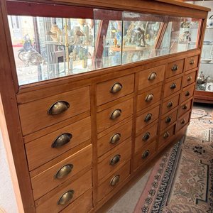 Vitrina Mostrador Antigua de Pino Restaurada con Cajones y Tiradores Metálicos - imagen 15