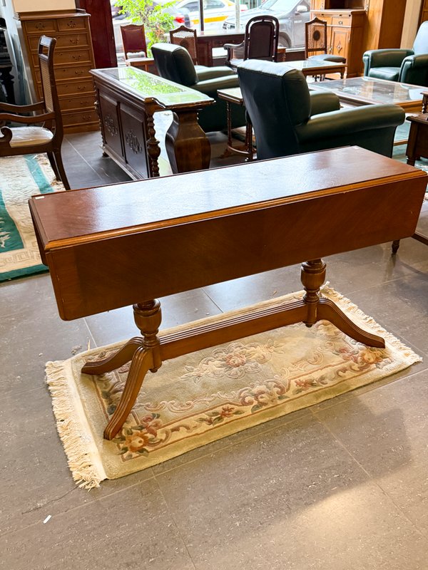 Mesa de arrimo o recibidor de madera oscura estilo clásico
