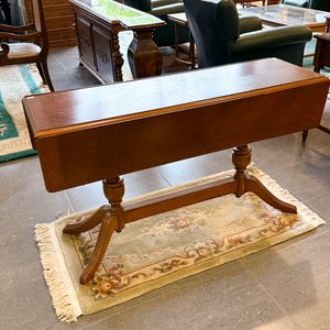 Lote siguiente: Mesa de arrimo o recibidor de madera oscura estilo clásico
