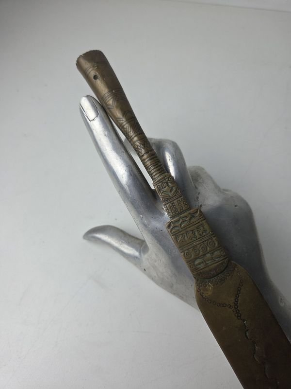 Antigua punta de lanza en bronce con gran trabajo artesanal - imagen 2