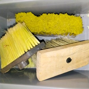 Caja Gris con 5 Cepillos de Limpieza (con Faltantes) - imagen 3