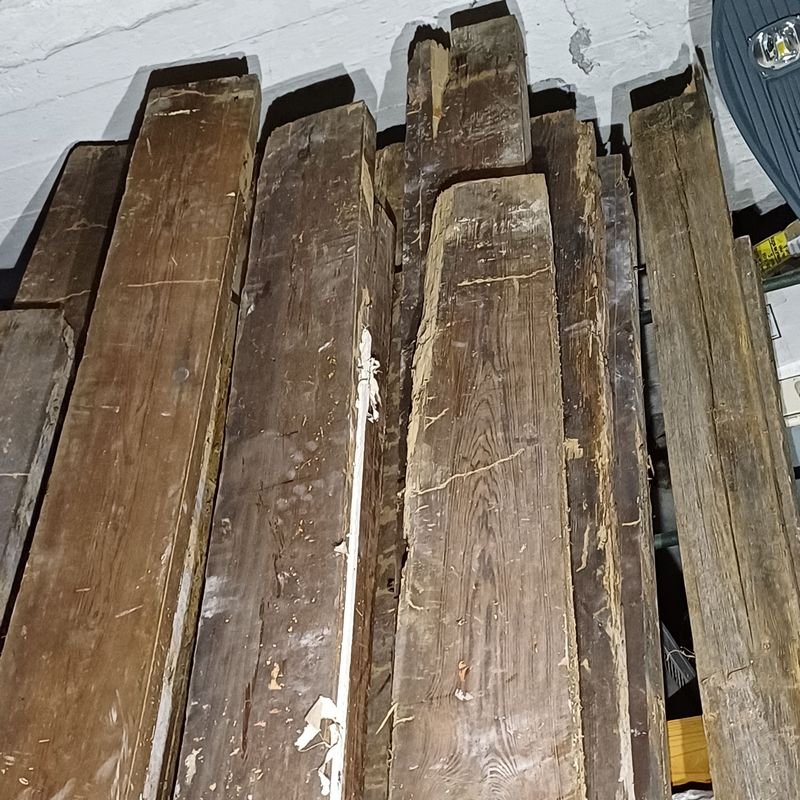 Seis tirantes de pinotea con rastros de polilla para decoración - imagen 6