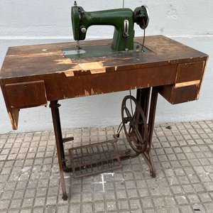 Máquina de Coser Antigua Verde con Base de Hierro y Mesa de Madera - imagen 1
